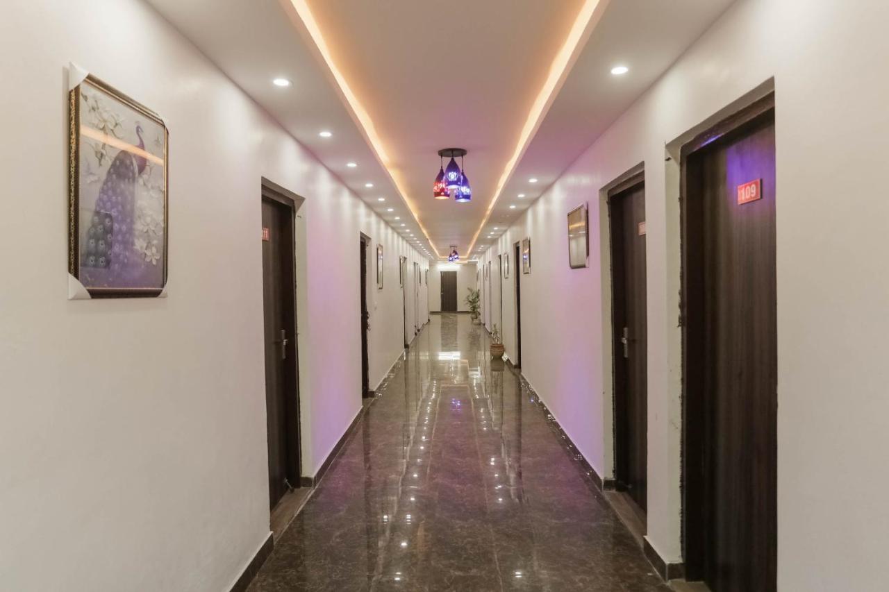Hotel O Red Velvet Rooms & Banquet Фарідабад Екстер'єр фото