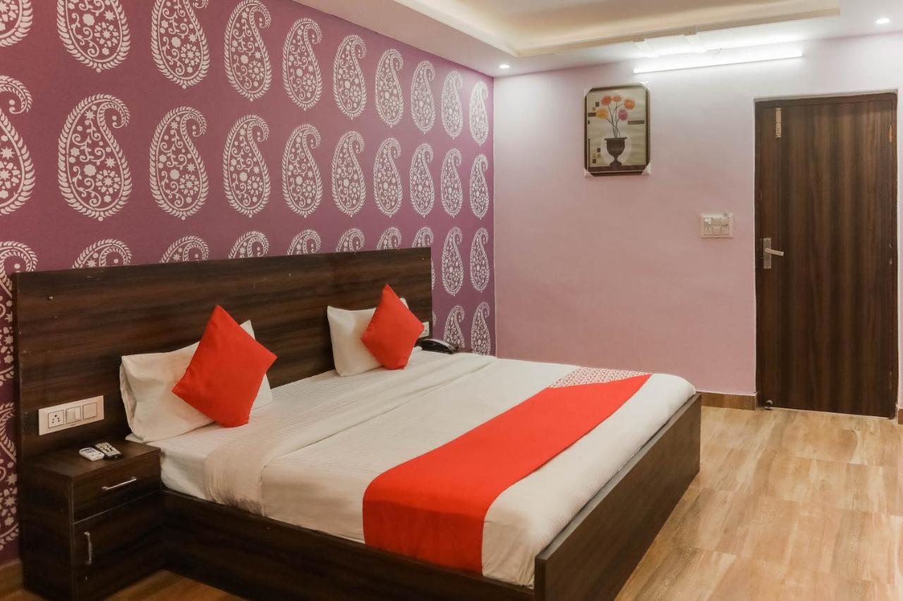 Hotel O Red Velvet Rooms & Banquet Фарідабад Екстер'єр фото