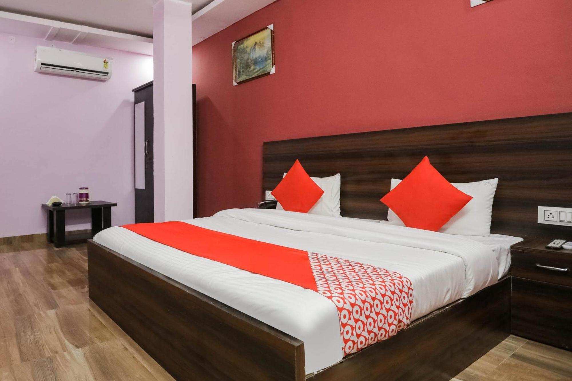 Hotel O Red Velvet Rooms & Banquet Фарідабад Екстер'єр фото
