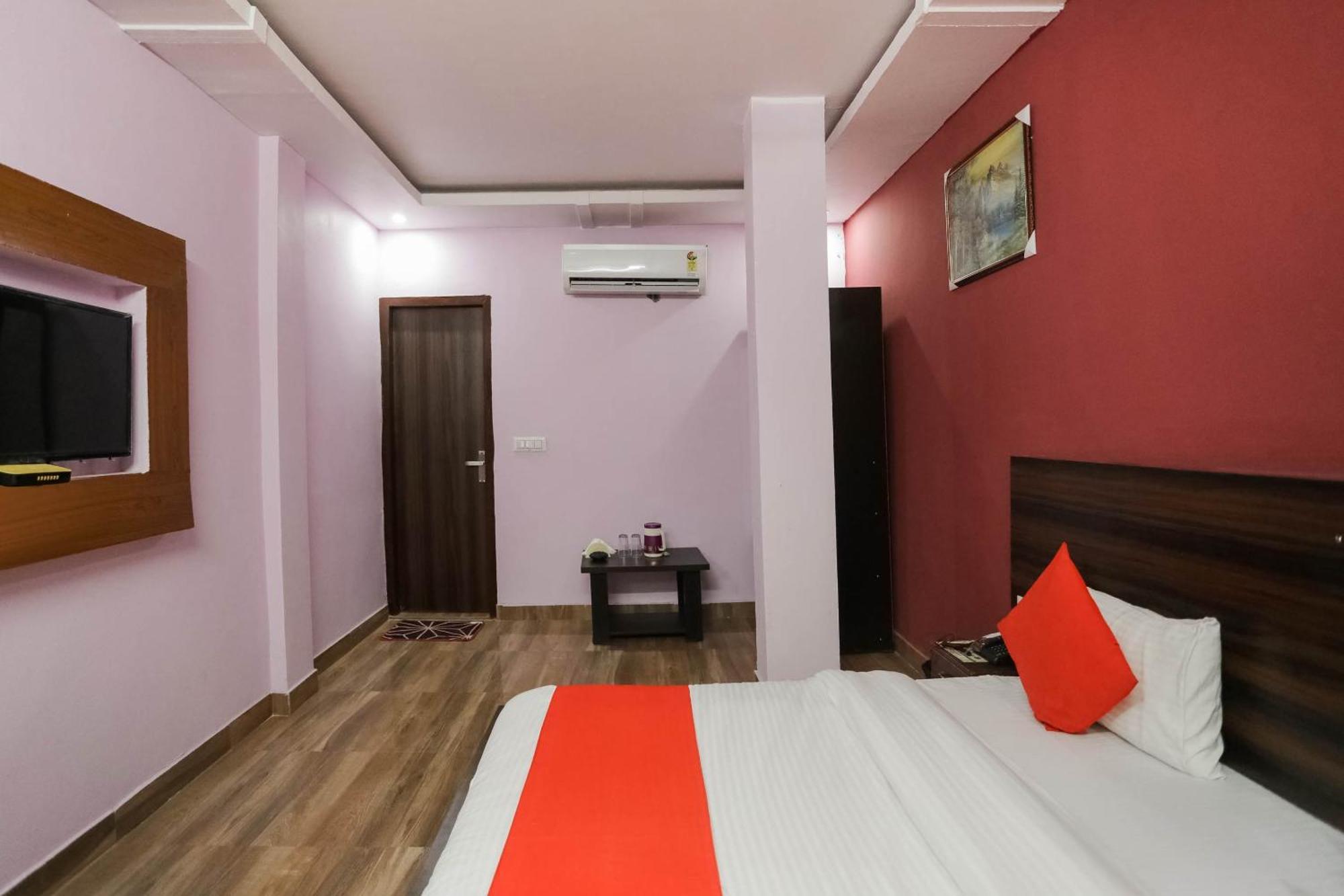 Hotel O Red Velvet Rooms & Banquet Фарідабад Екстер'єр фото