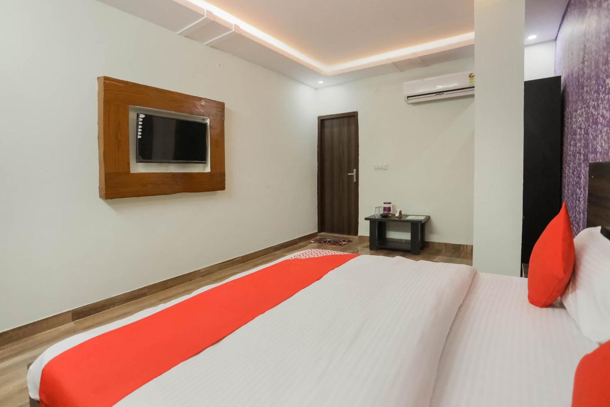 Hotel O Red Velvet Rooms & Banquet Фарідабад Екстер'єр фото
