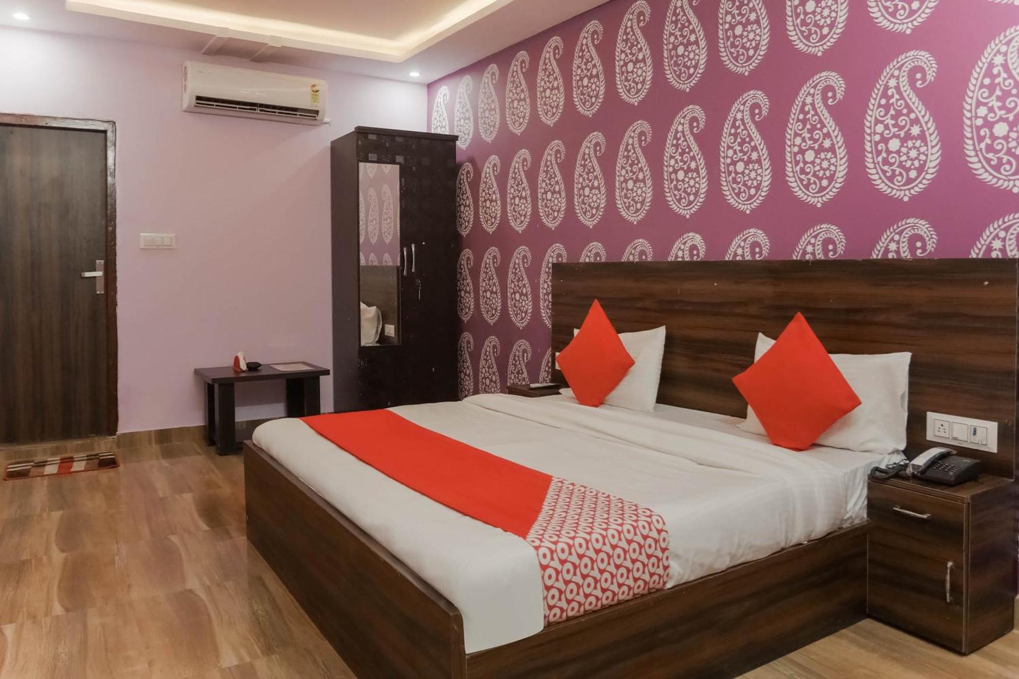 Hotel O Red Velvet Rooms & Banquet Фарідабад Екстер'єр фото