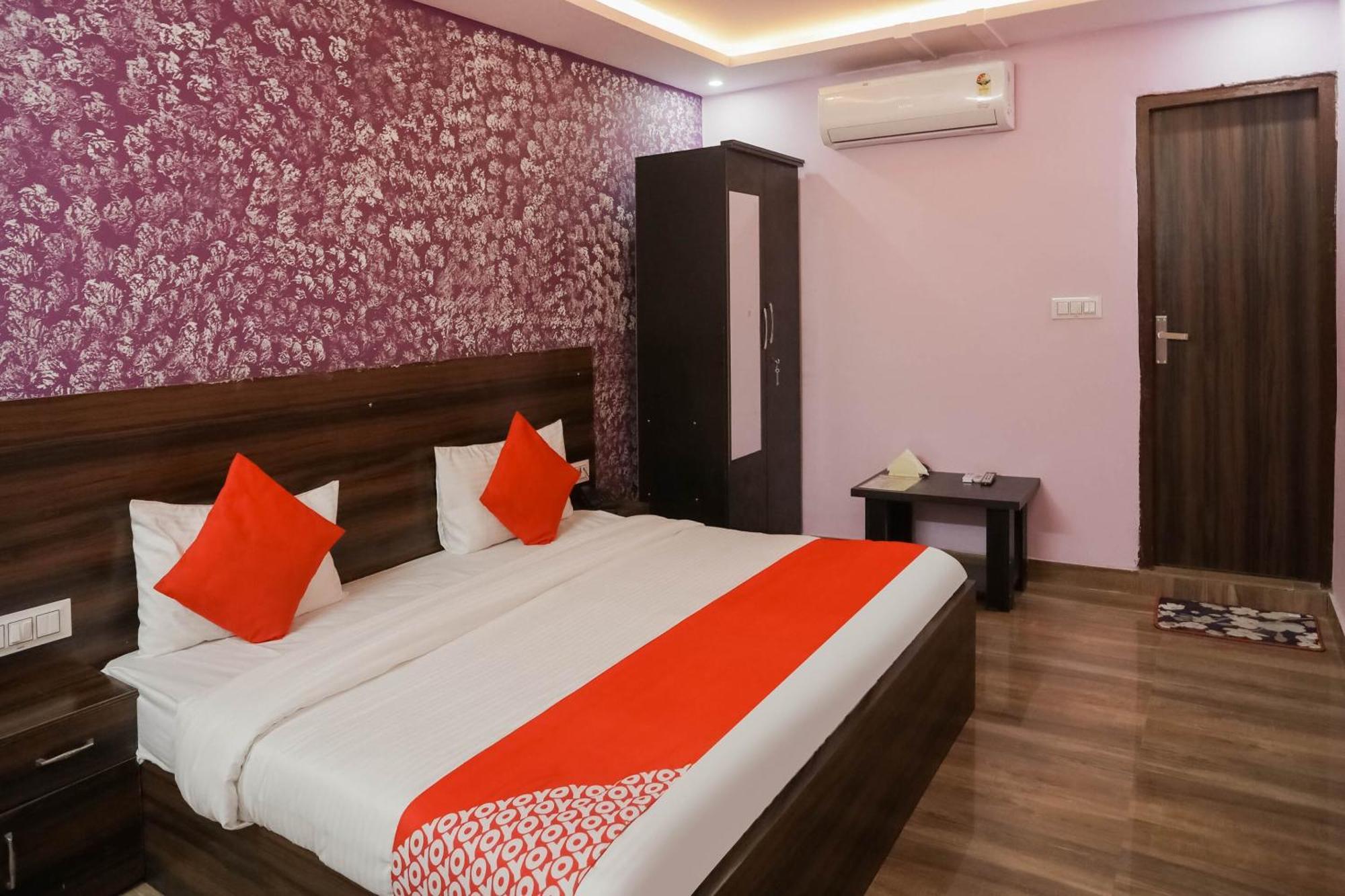 Hotel O Red Velvet Rooms & Banquet Фарідабад Екстер'єр фото